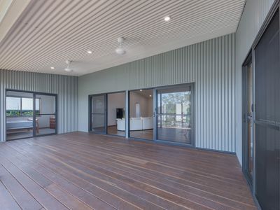 22 Whitehaven Cres, Cannonvale