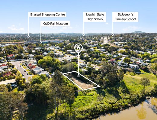 Leafy surrounds and river views!