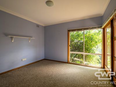 8 Lackey Street, Guyra