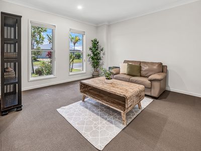 33 Whitsunday Circuit, Pimpama