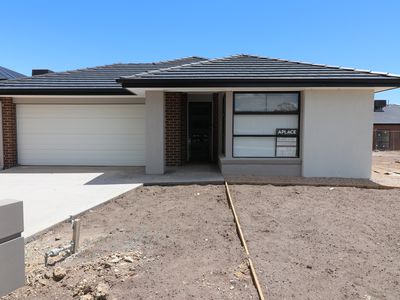 7 Pony Promenade, Seymour