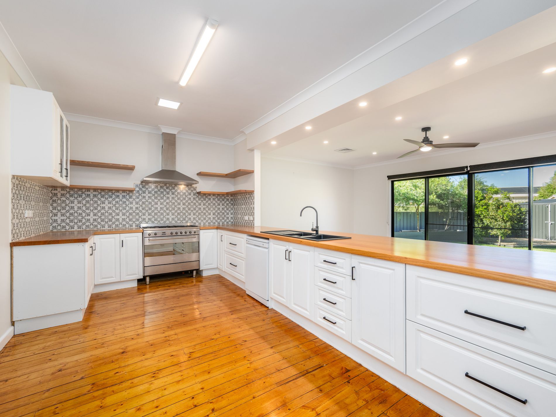 6 GLOUCESTER CRESCENT , Shepparton