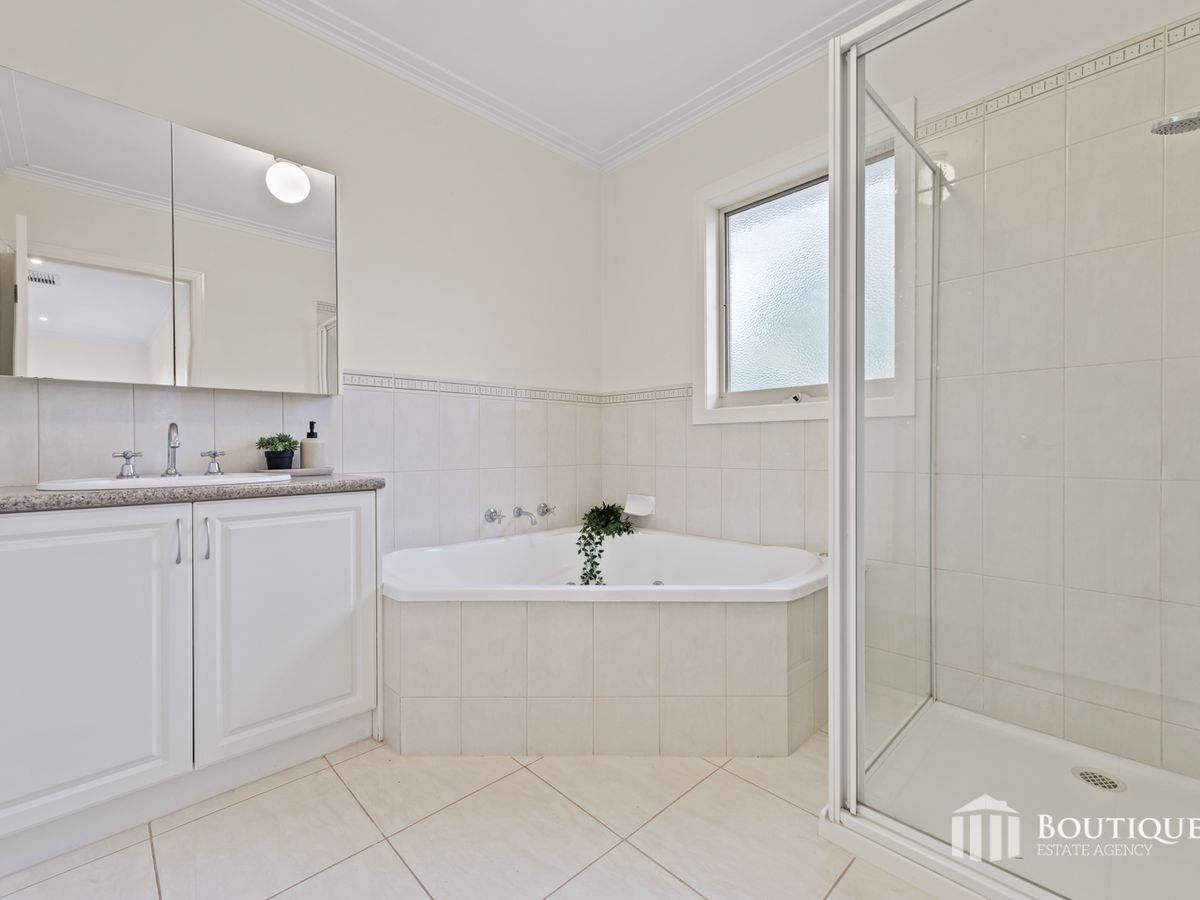 16 Somerset Drive, Dandenong North