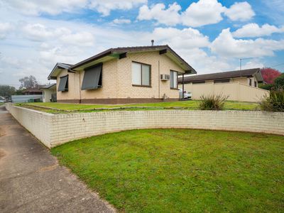 1 / 8 LOWANNA STREET, Wodonga
