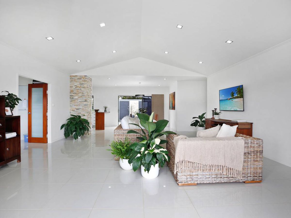 16 MITCHELL DRIVE, Atherton
