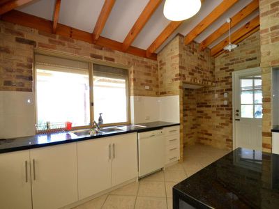 8 Rossetti Court, North Lake