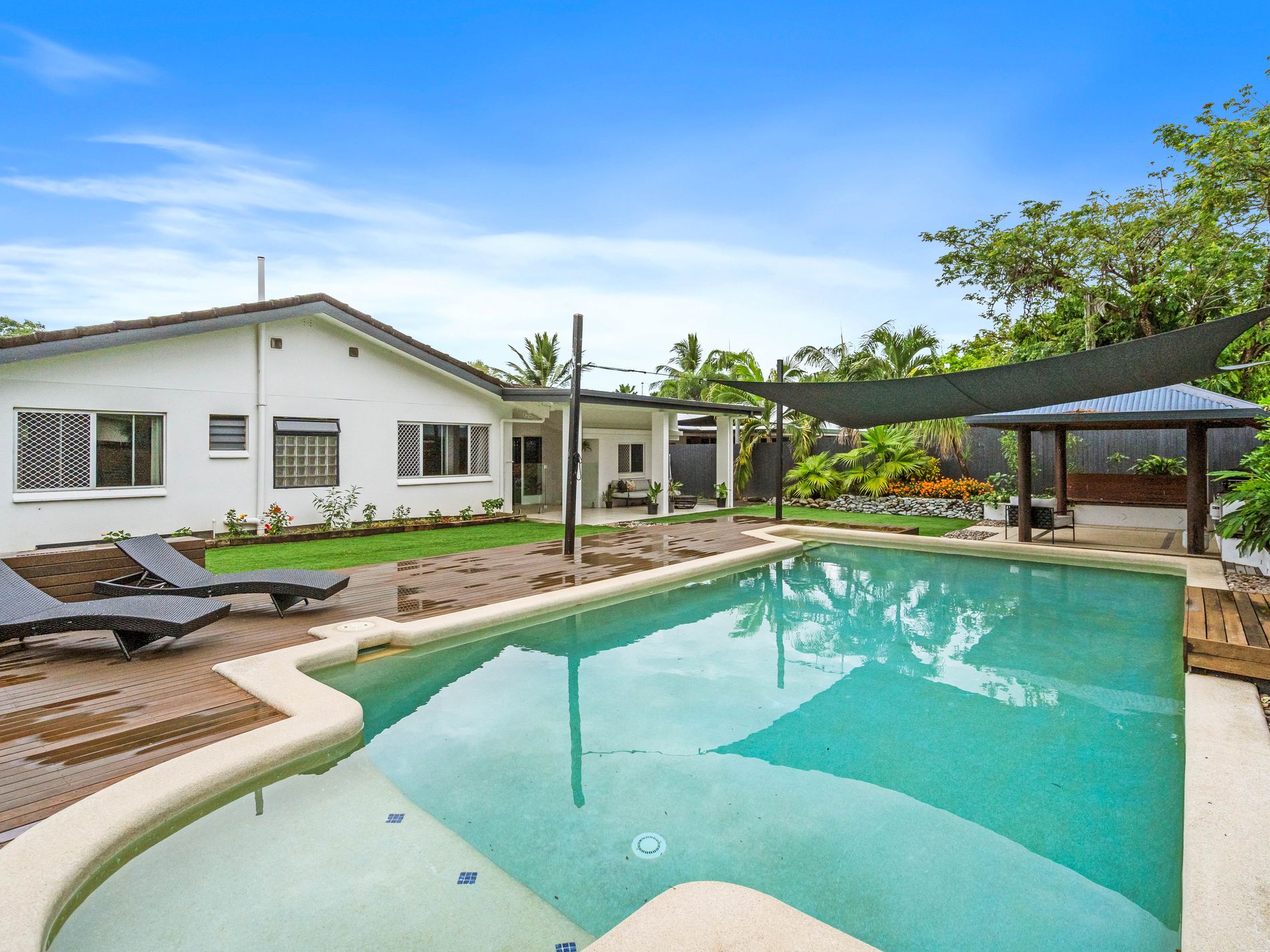 9 ZAMIA STREET, Holloways Beach