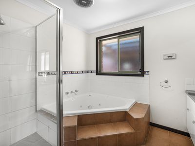 5 Rowen Court, Cranbourne North