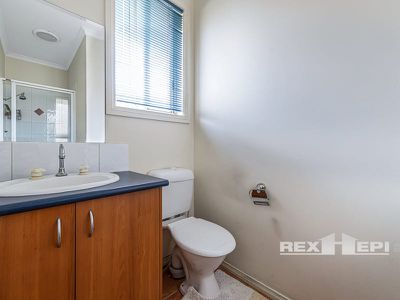 36 Strabane Way, Hampton Park