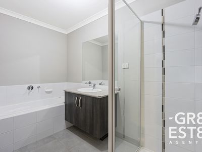 16 Crowe Avenue, Cranbourne West