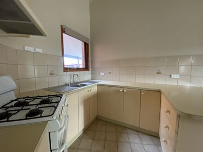 2 / 5 Dewan Avenue, Werribee