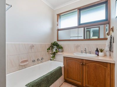 4 Orsett Court, Carrum Downs