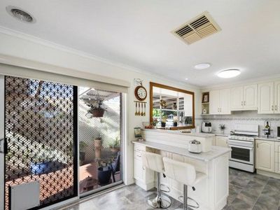 2 Laraine Place, Melton West