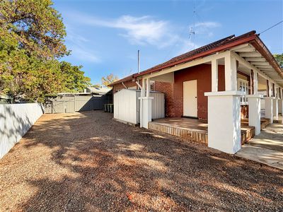 PART / 8 Battye Street, Forbes