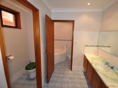 8L Pine Hill Drive, Dubbo