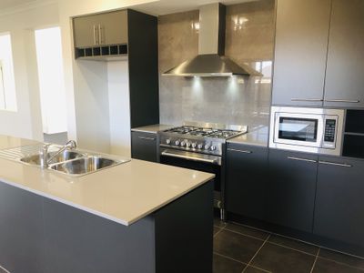 10 Amaretto Circuit, Manor Lakes