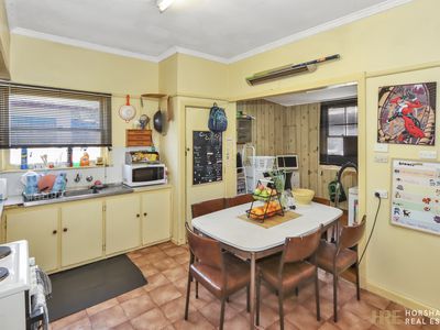 8 Sinclair Place, Horsham