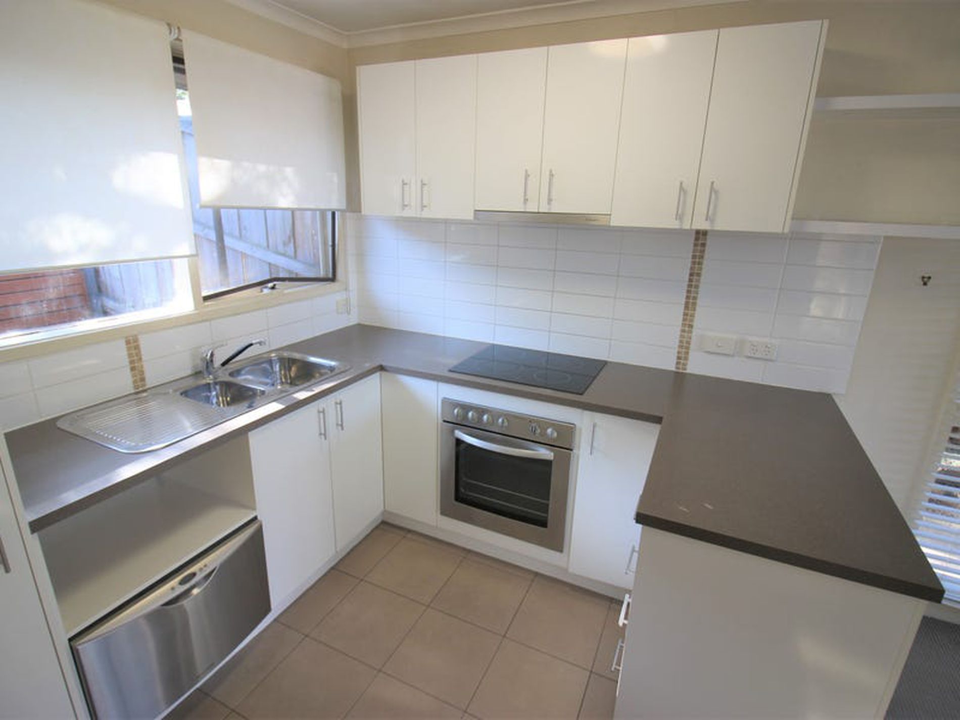 2 / 1 Holyrood Avenue, Newtown