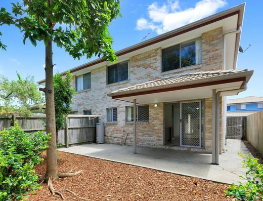 Be quick to secure this townhouse, she’s a beauty!