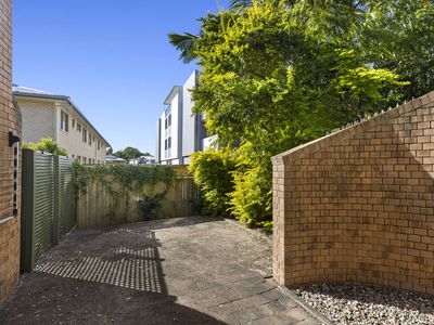 2 / 142 Carmody Road, St Lucia