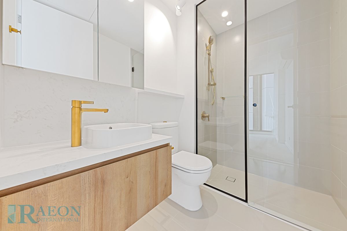 2004/23 Mackenzie Street, Melbourne