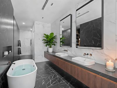 24 / 48 Sir Leslie Thiess Drive, Townsville City