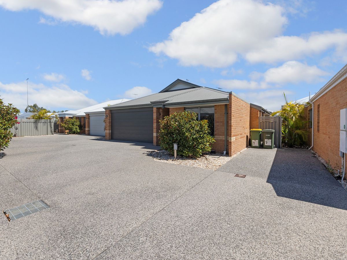 7 / 22 Whittaker Turn, Piara Waters