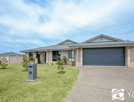 Large 4 Bedroom Home In Popular Neighborhood
