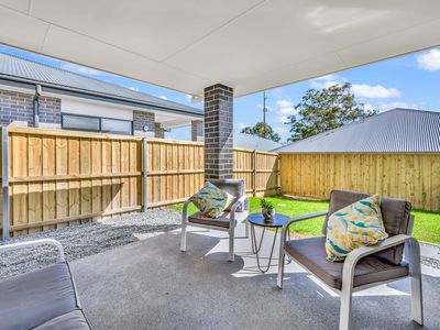 2 / 4 Caputar Way, Lochinvar