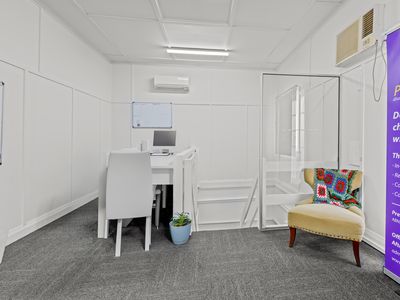 972 Logan Road, Holland Park West