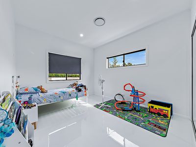 44 Holloway Drive, Sugarloaf