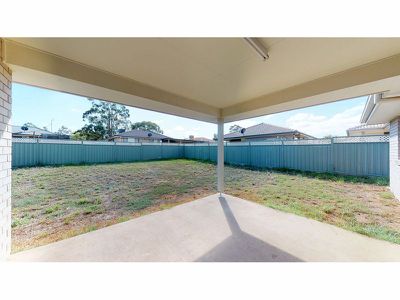 22 Dalbeattie Crescent, Dubbo