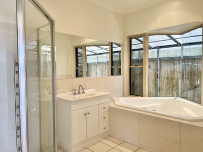 64 Cromdale Circuit, Kawungan