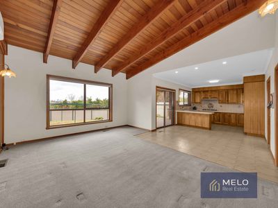 6 Landau Place, Avondale Heights