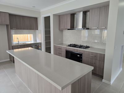 61 Sunlight Circuit, Lara