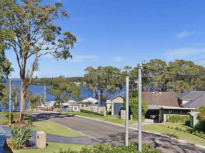2 Lake View Ave, Brightwaters