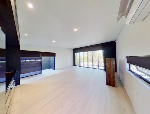 Modern Studio Apartment in Noosaville  image 5