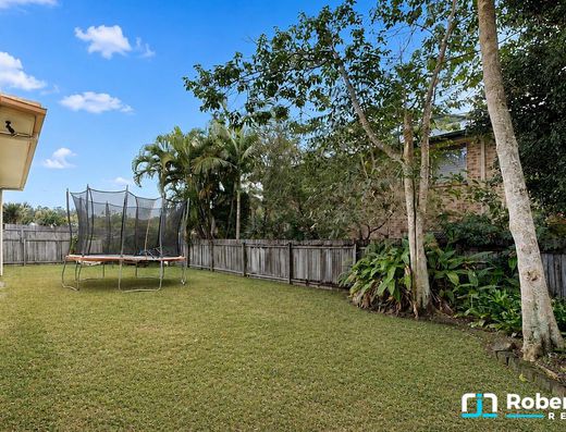 Large Family Living Opposite Noosa Golf Club image 21