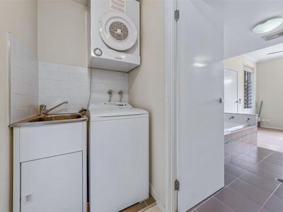 1 / 15 Flame Tree Court, Airlie Beach