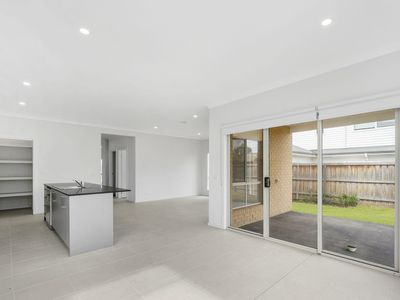 20 Lenigas Crescent, Manor Lakes
