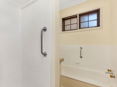 1 / 6 MAPLE STREET, Golden Square