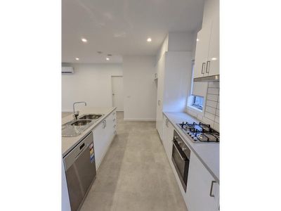 8 / 5 Helms Street, Newcomb