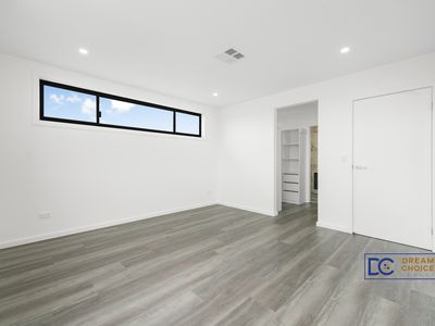 31 Parhelion St., Austral