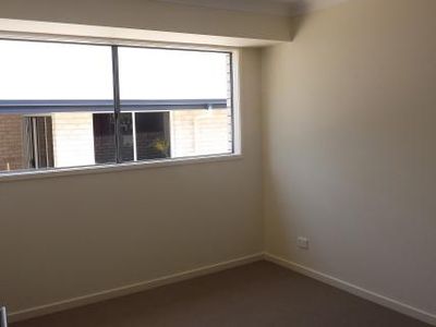 25 Lorikeet Parade, Dakabin