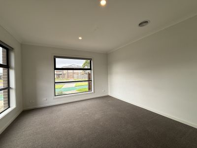 92 Treeve Parkway, Werribee