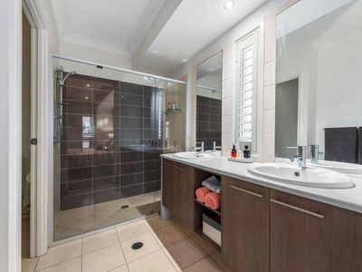 17 Senden Crescent, Manly West