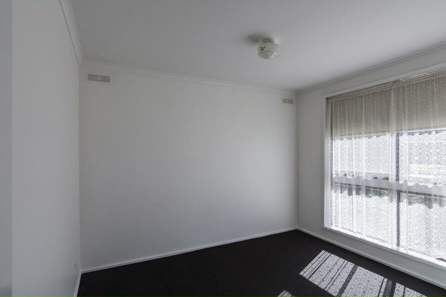 1 / 15 Schwarz Avenue, Horsham