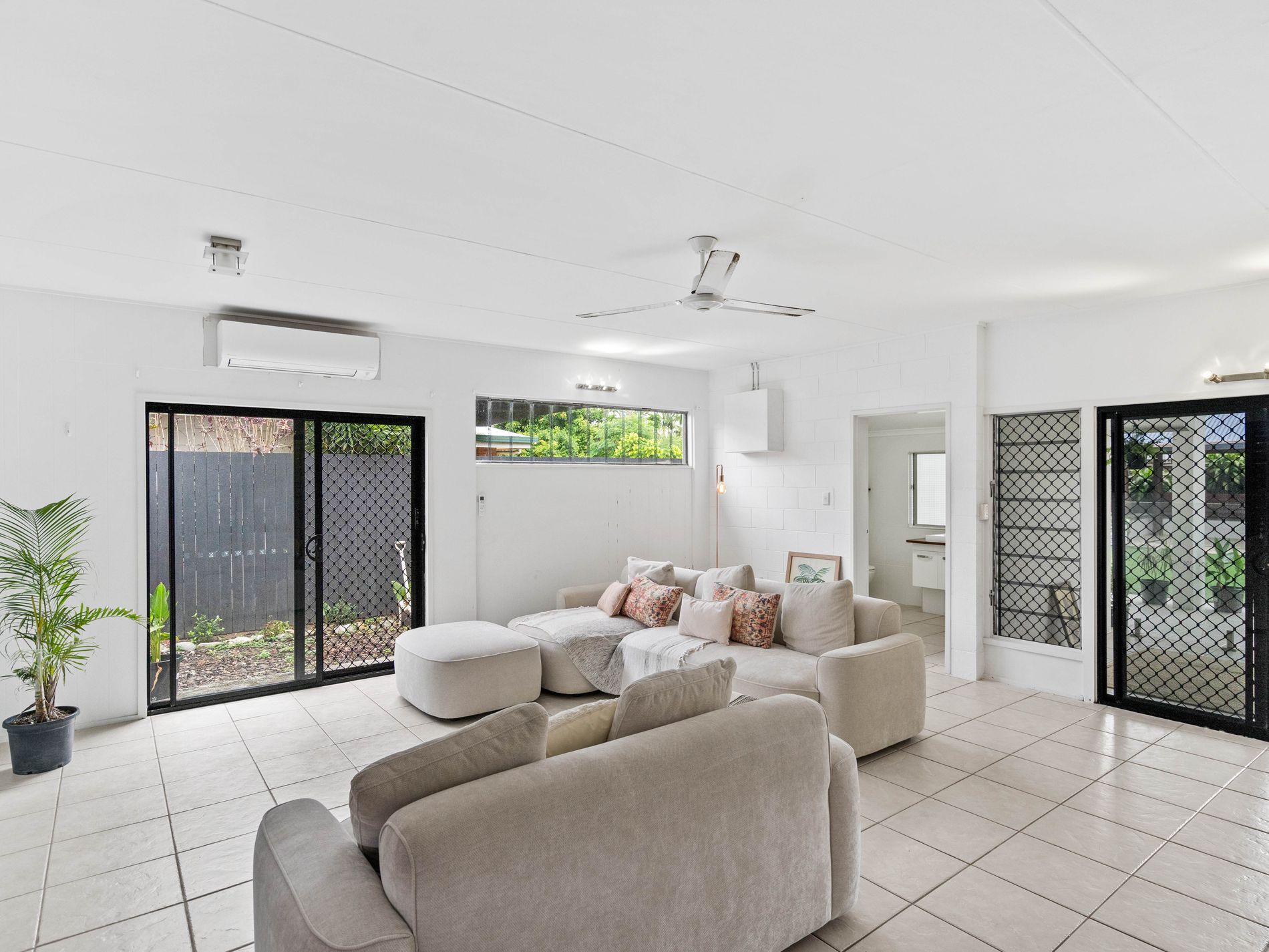 9 ZAMIA STREET, Holloways Beach