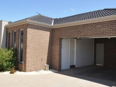 2 / 7 Bilbao Way, Point Cook