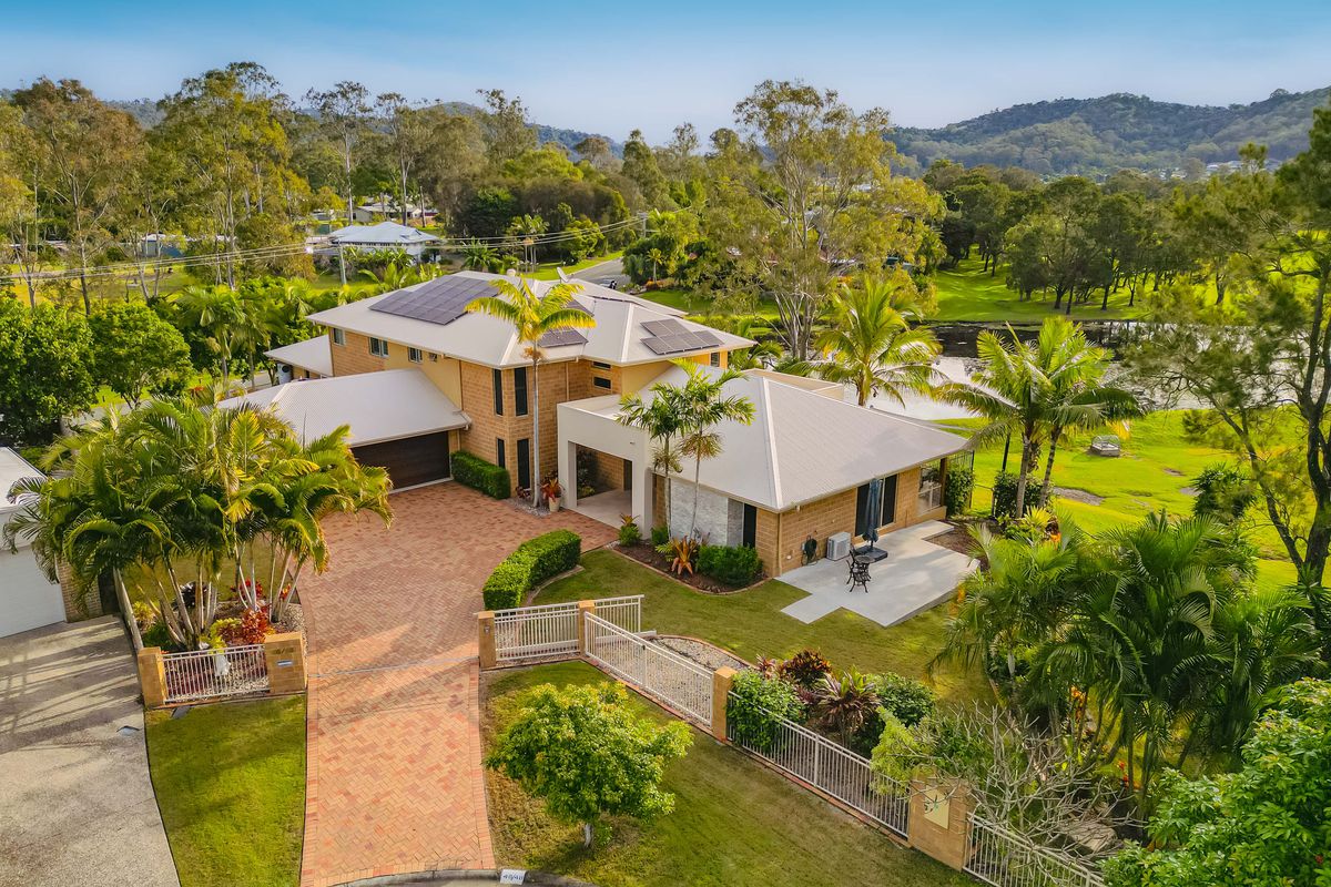 Live Like Royalty – Grand Family Estate on Windaroo Golf Course